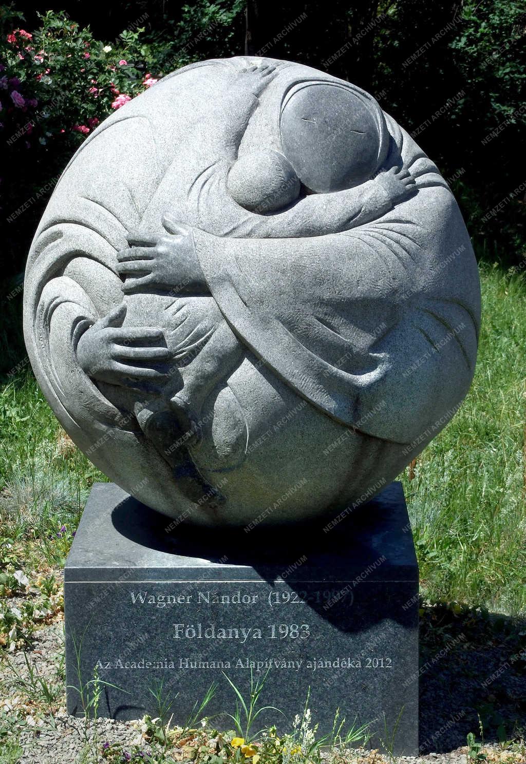 Műalkotás - Budapest - A Földanya 1983 szobor