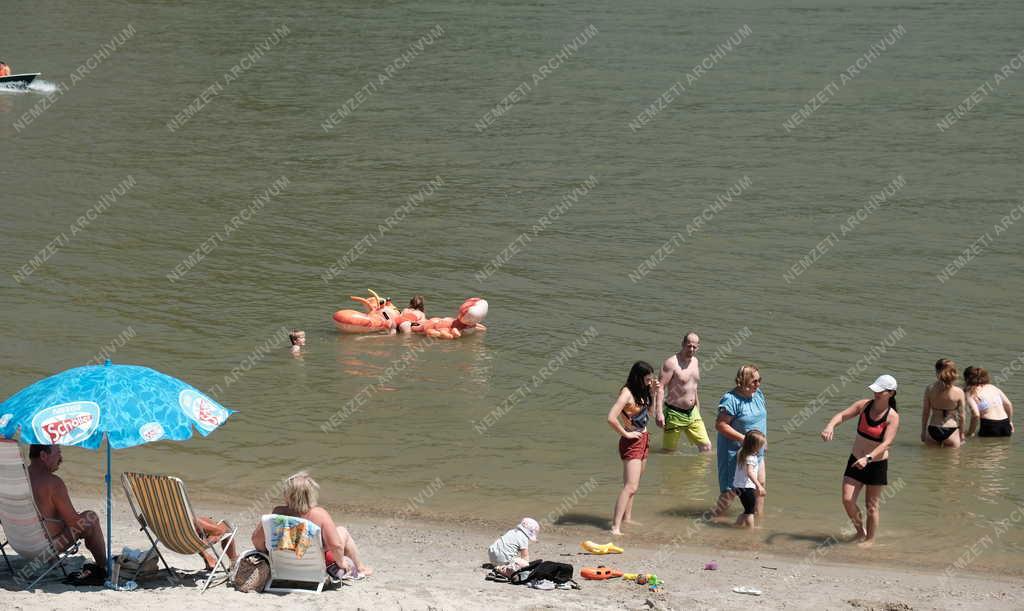 Szabadidő - Nagymarosi szabadstrand a Dunán