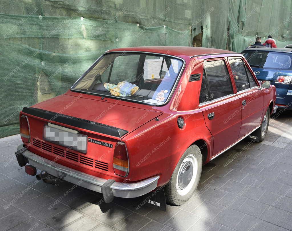 Közlekedés - Skoda 120L személyautó