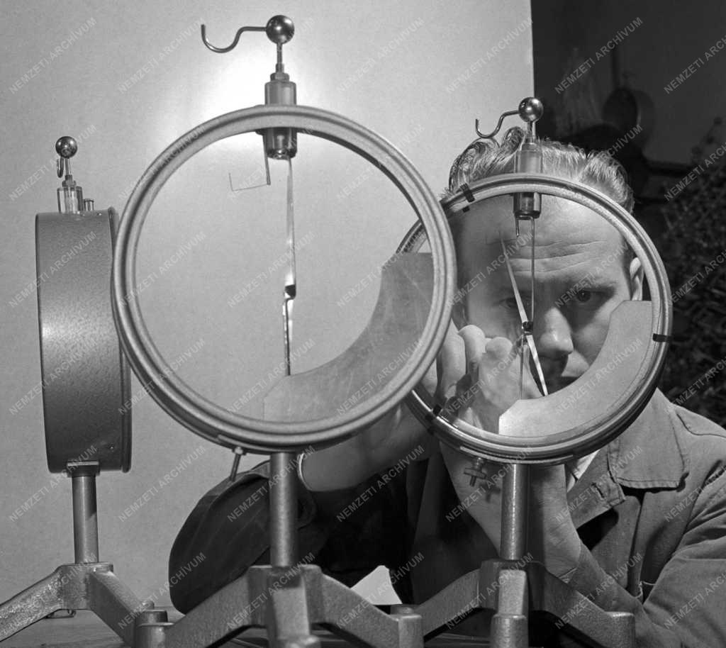 Ipar - Oktatás - Braun-féle elektrométer szerelése