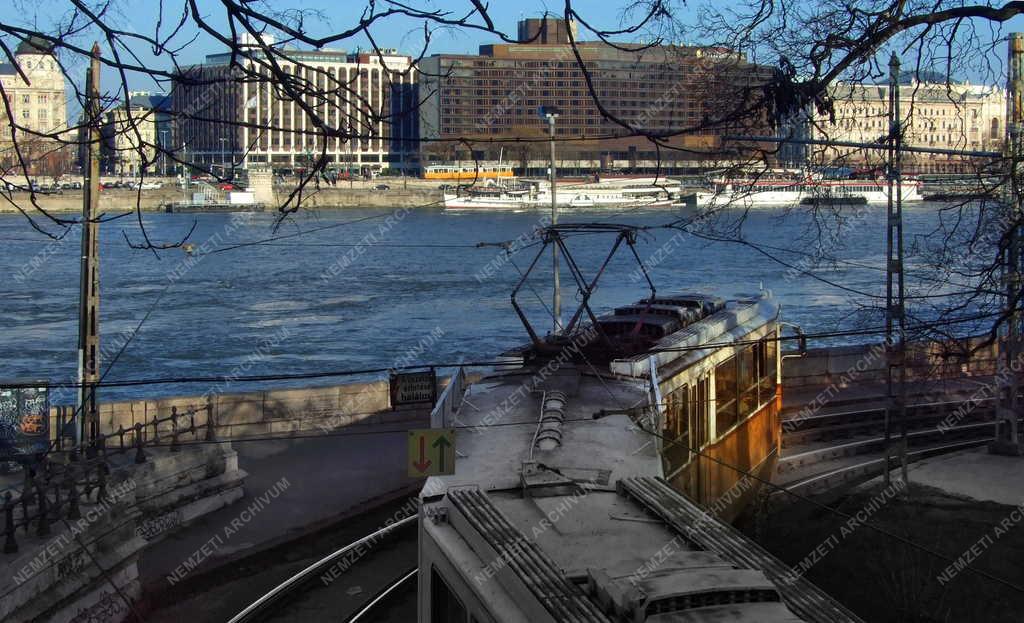 Budapest - Villamos a Duna-parton