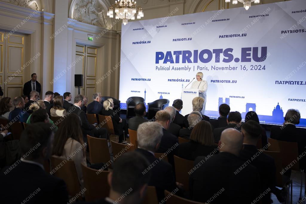 Gál Kinga Párizsban a Patrióták pártcsalád közgyűlésén