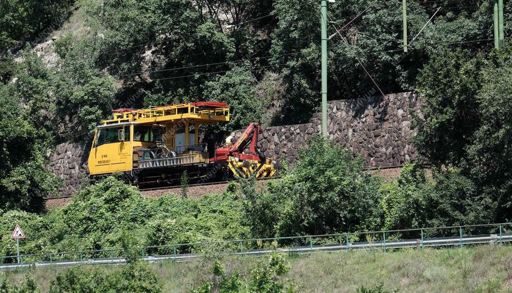 Közlekedés - Nagymaros - Lezárták a 12-es főútat Nagymaros és Zebegény között