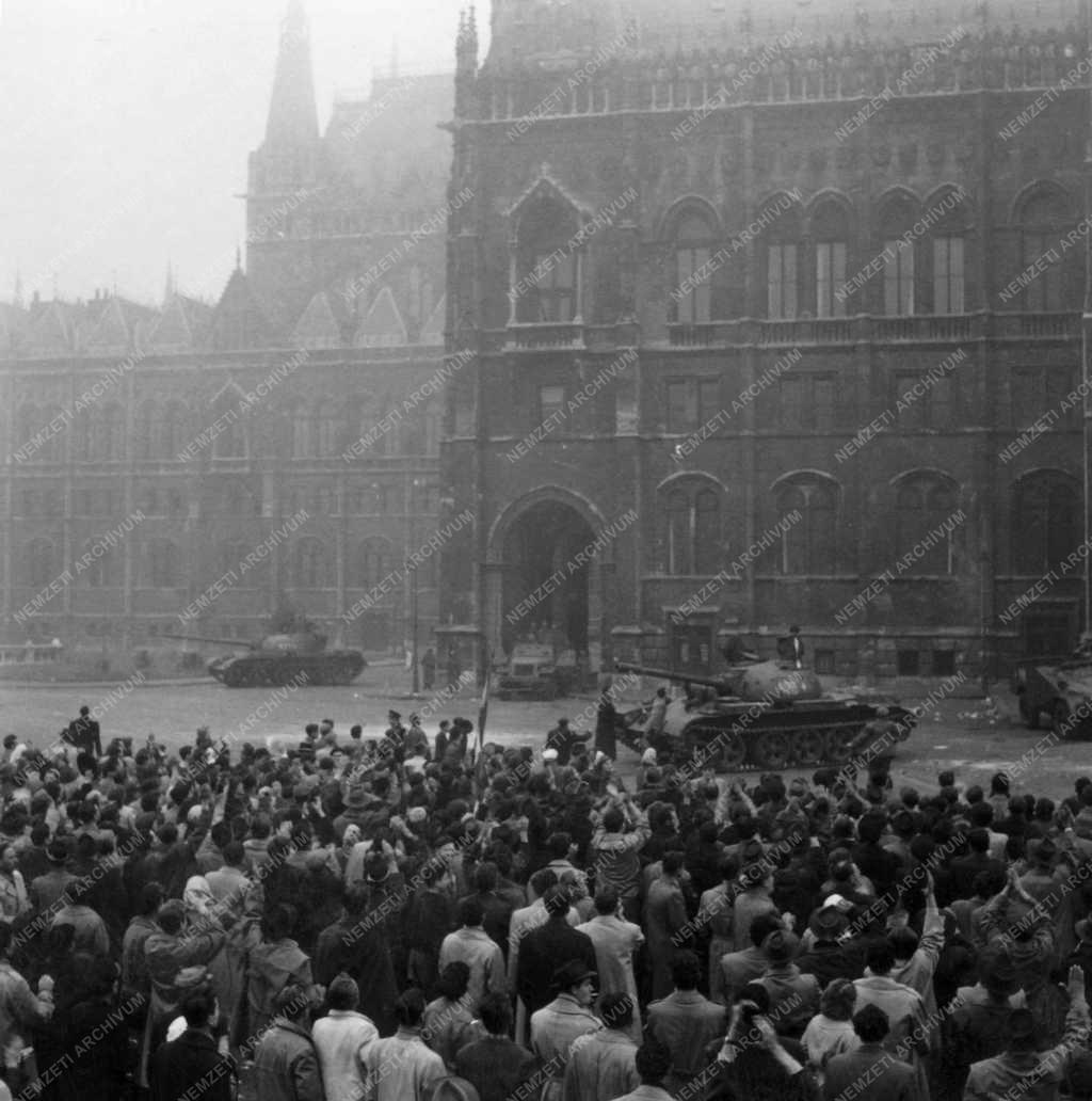 Belpolitika - 1956-os forradalom - Tüntetés a Parlament előtt