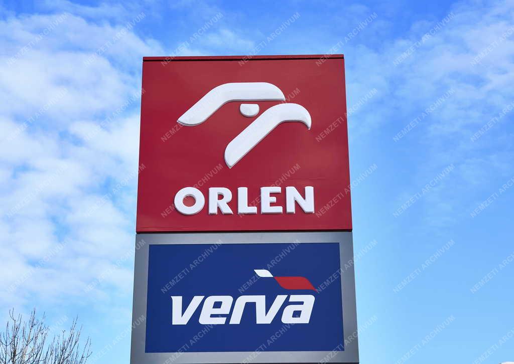 Közlekedés - Energia - Orlen benzinkút a fővárosban