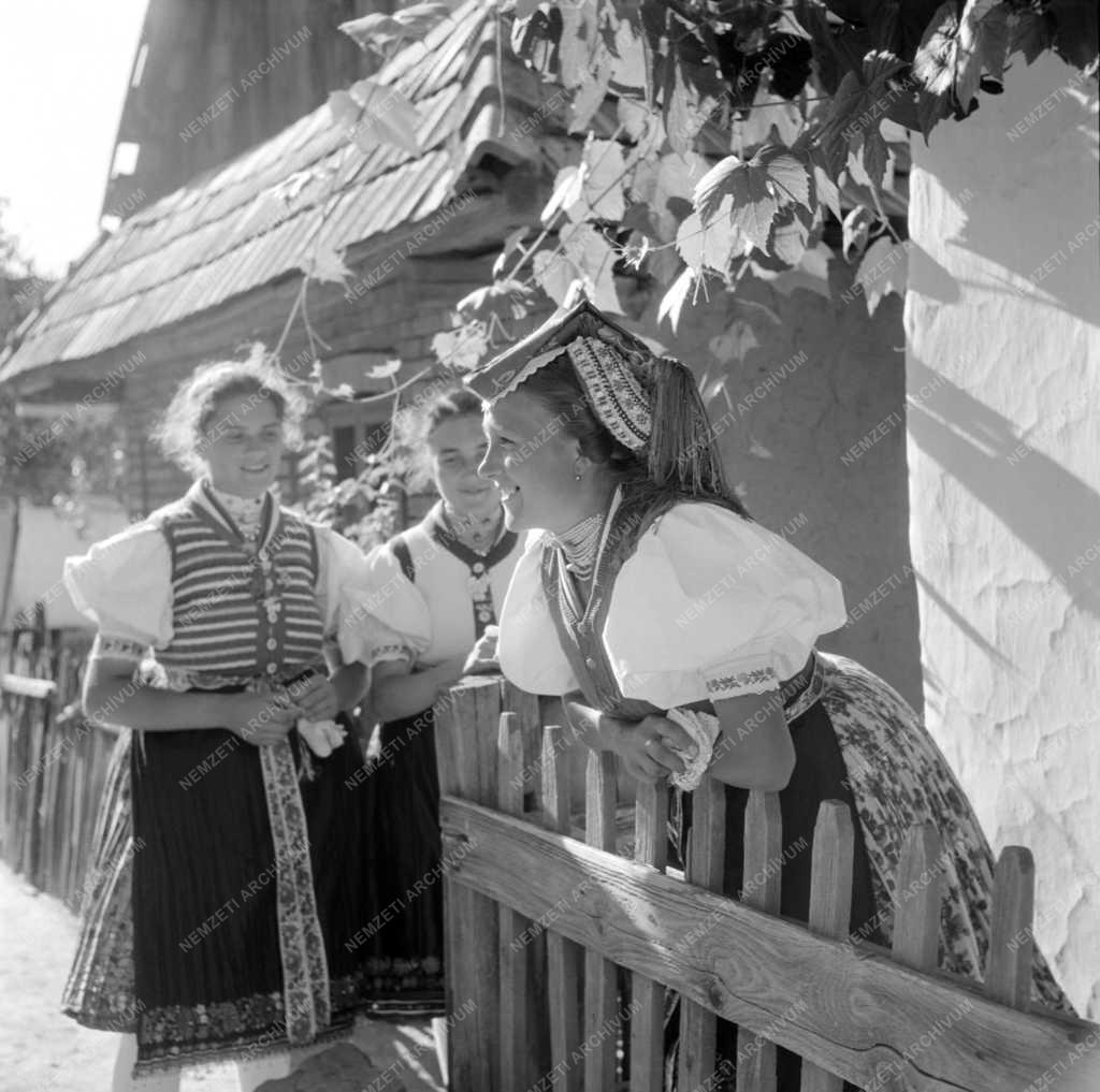 Kultúra - Folklór - Hollókői népviselet