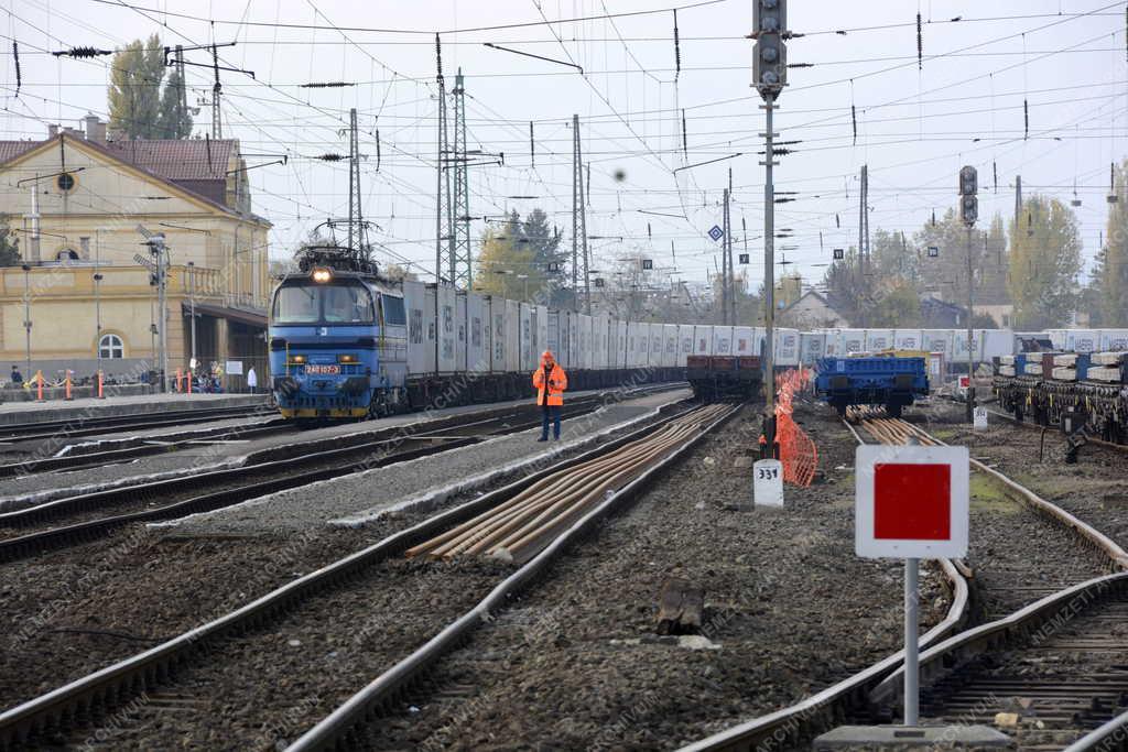 Vasúti közlekedés - Vác - Megújul a váci vasútállomás