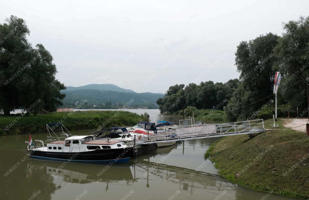 Közlekedés - Szabadidő - Yacht kikötő Nagymaroson