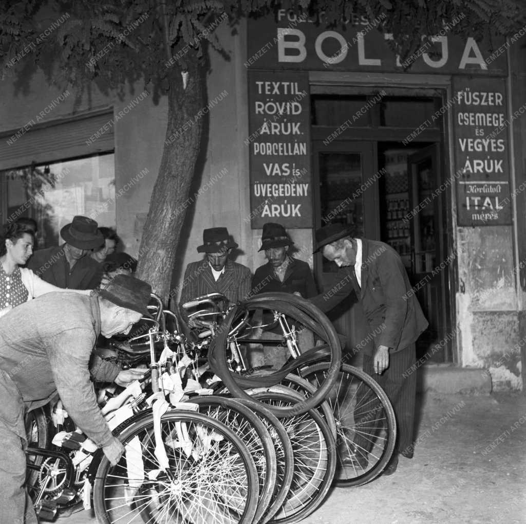 Mezőgazdaság - A kunszállási Földműves Szövetkezet új kerékpárokat árul