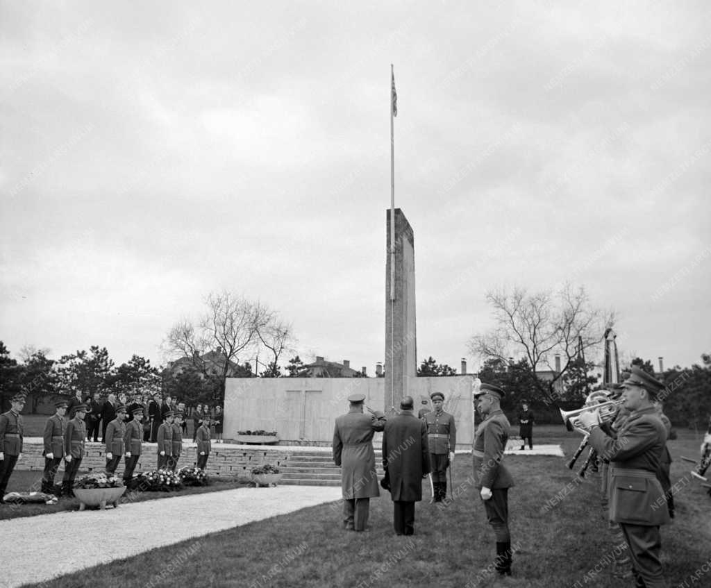 Külkapcsolat - Koszorúzás az amerikai hősök emlékművénél