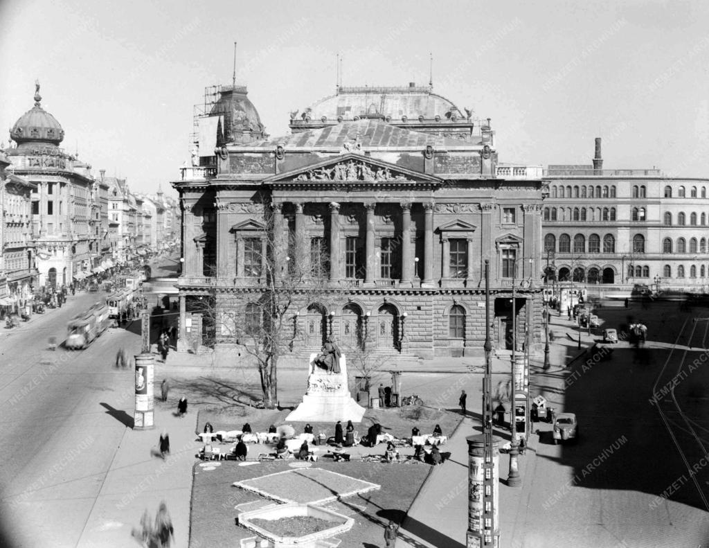 Városkép - A Nemzeti Színház