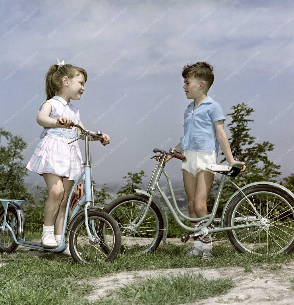 Reklám - Gyerekkerékpár, roller  