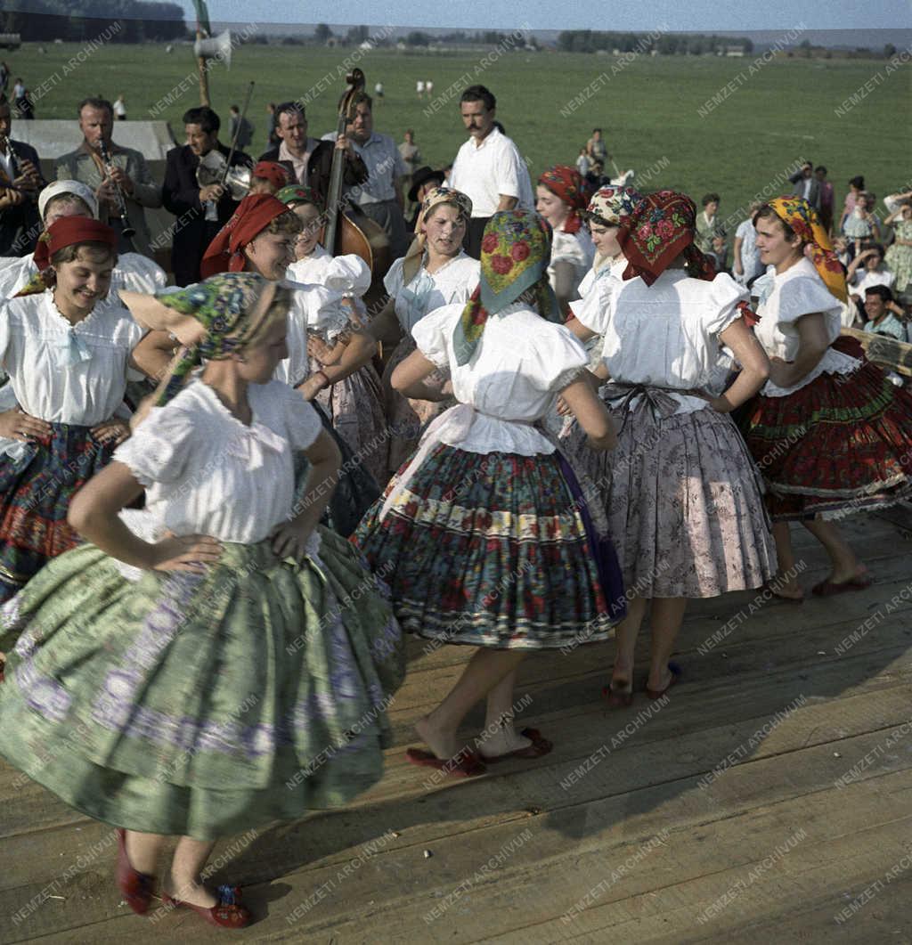 Kultúra - Folklór - Sárpilisi Népi Együttes