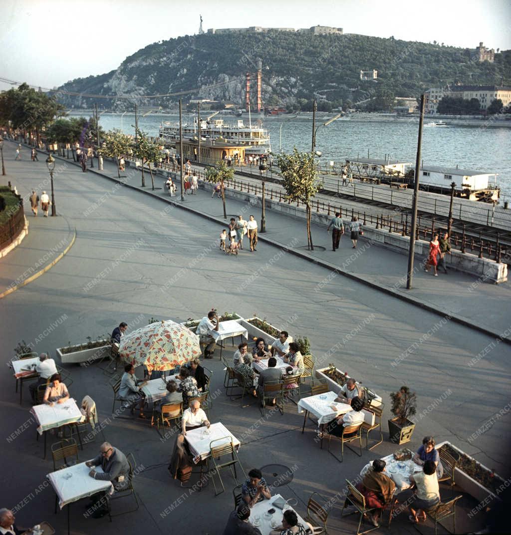 Városkép - Budapest - Vigadó tér