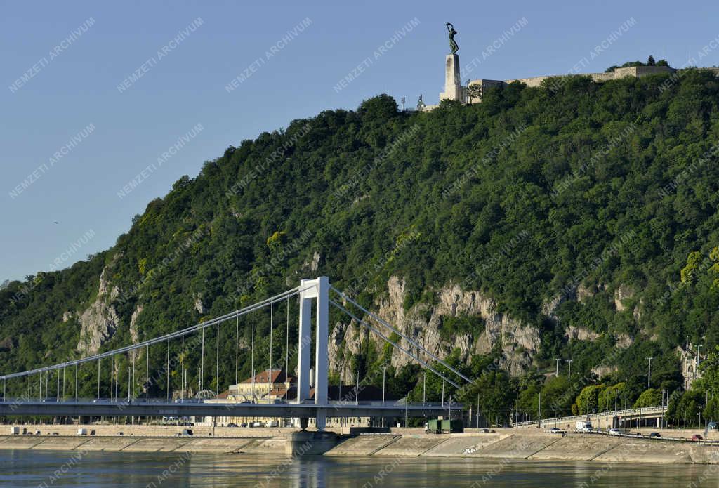  Városkép - Budapest - A Gellért-hegy és az Erzsébet híd