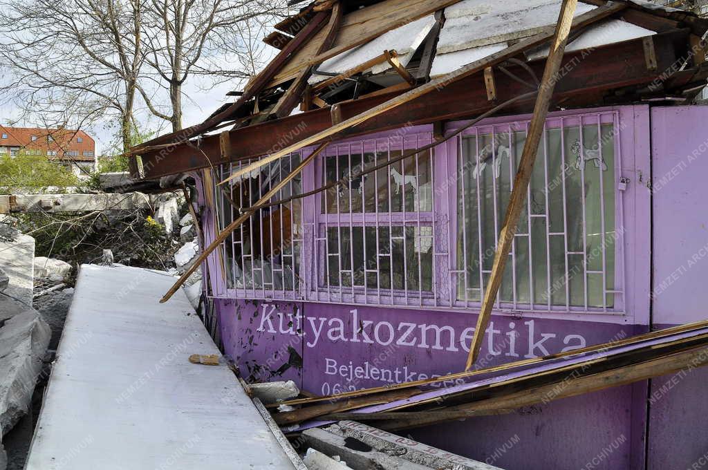 Településfejlesztés - Bontják a korábbi Ady Endre Művelődési Házat Újpesten