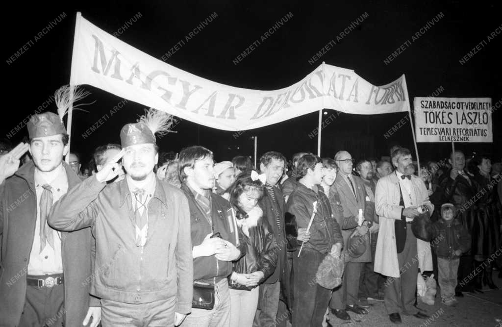 Tiltakozás - Demonstráció a Hősök terén Tőkés Lászlóért