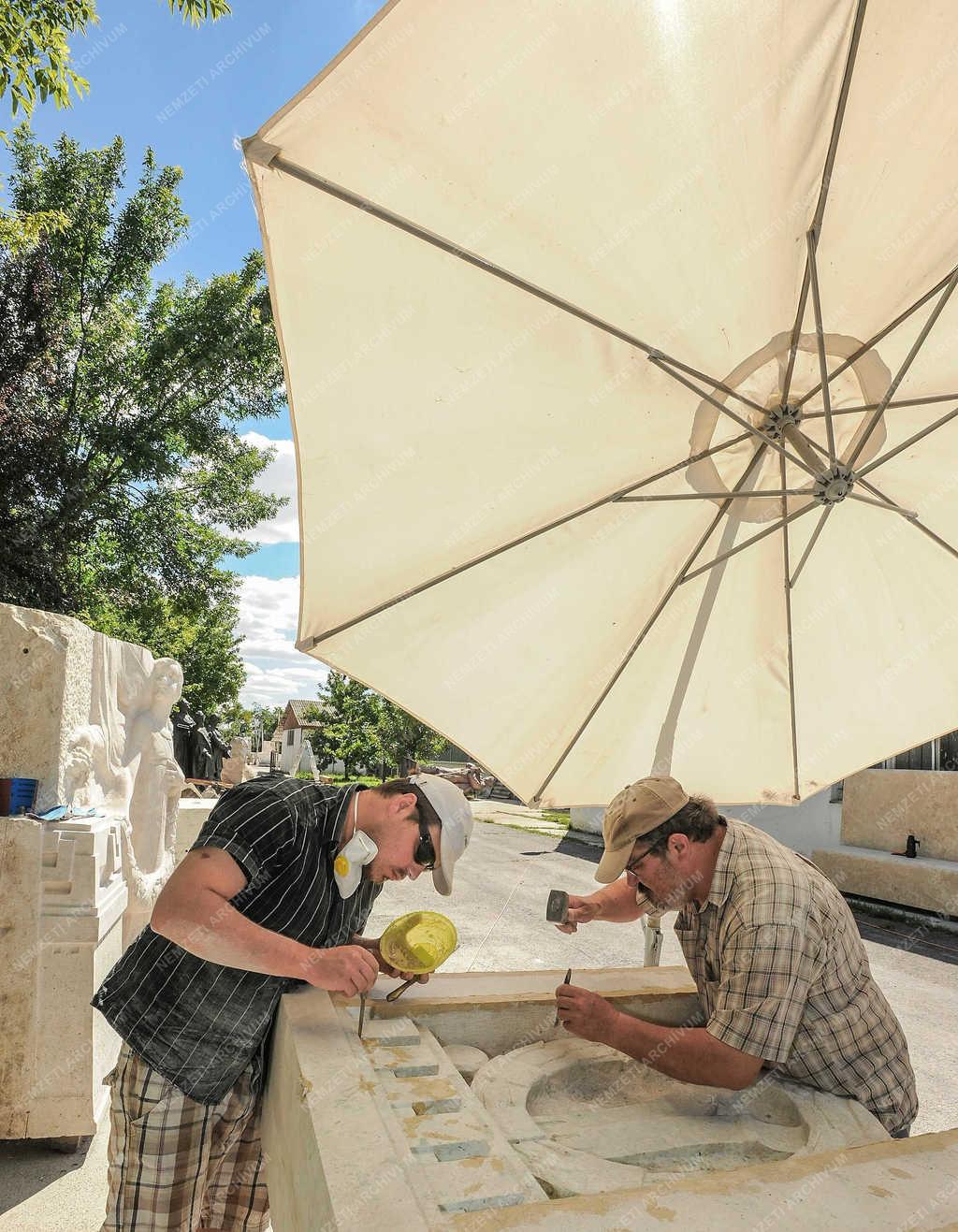 Művészet - Püspökladány - Szoborcsoport restaurálása