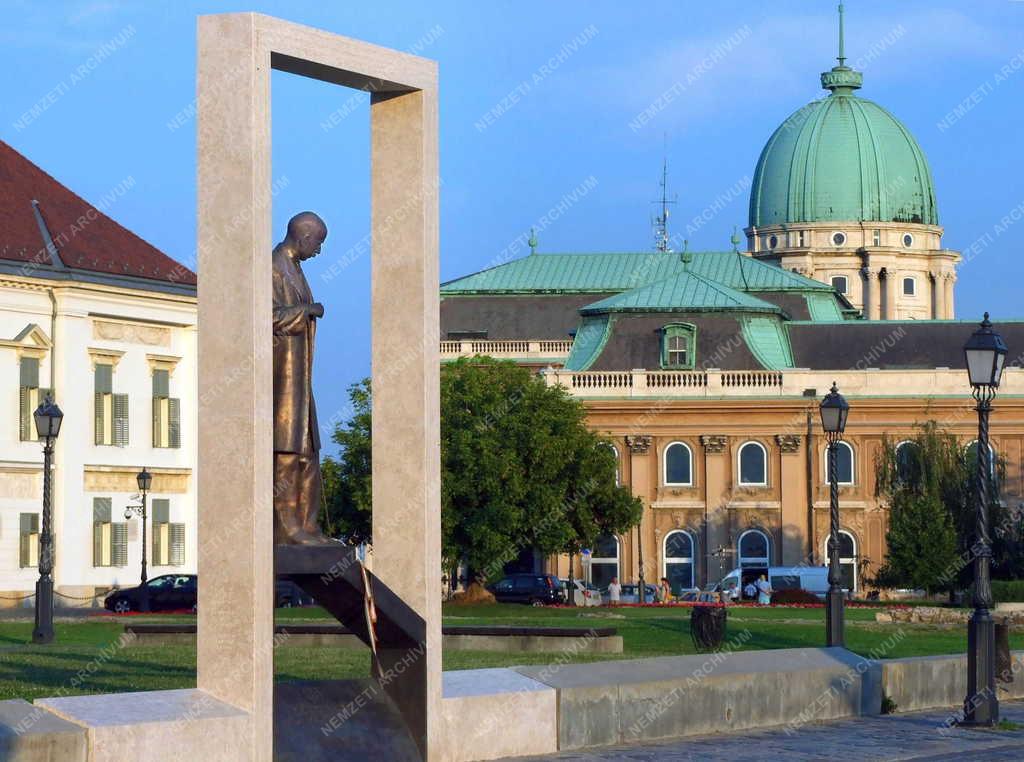 Műalkotás - Budapest - Gróf Bethlen István szobra