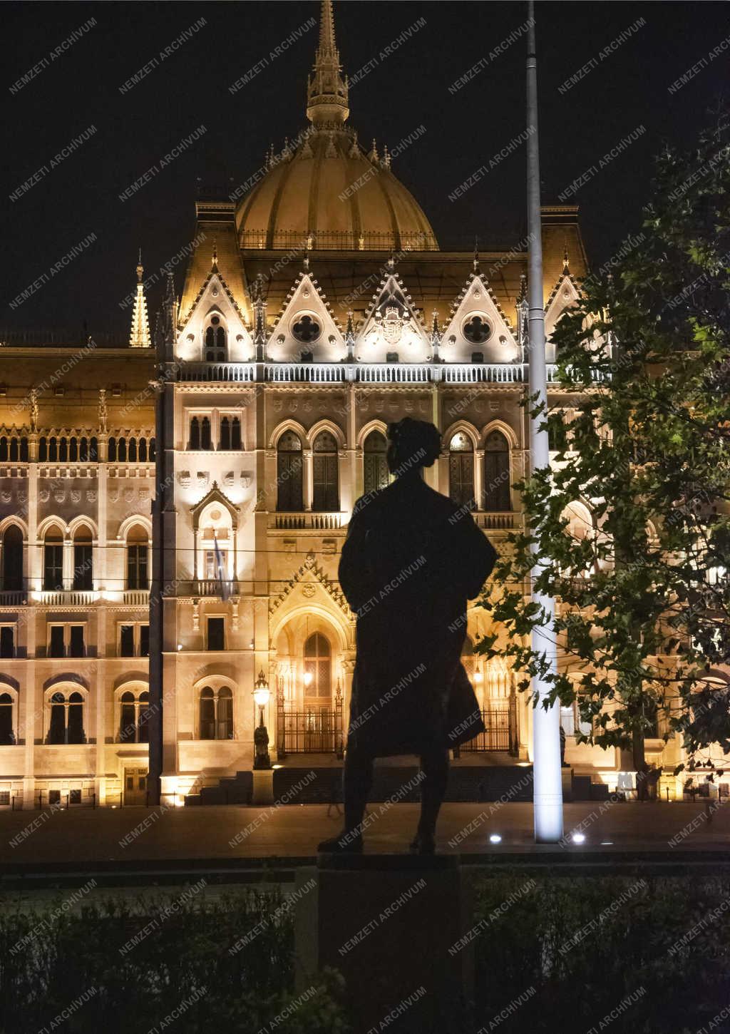 Városkép - Budapest - A Parlament esti kivilágításban