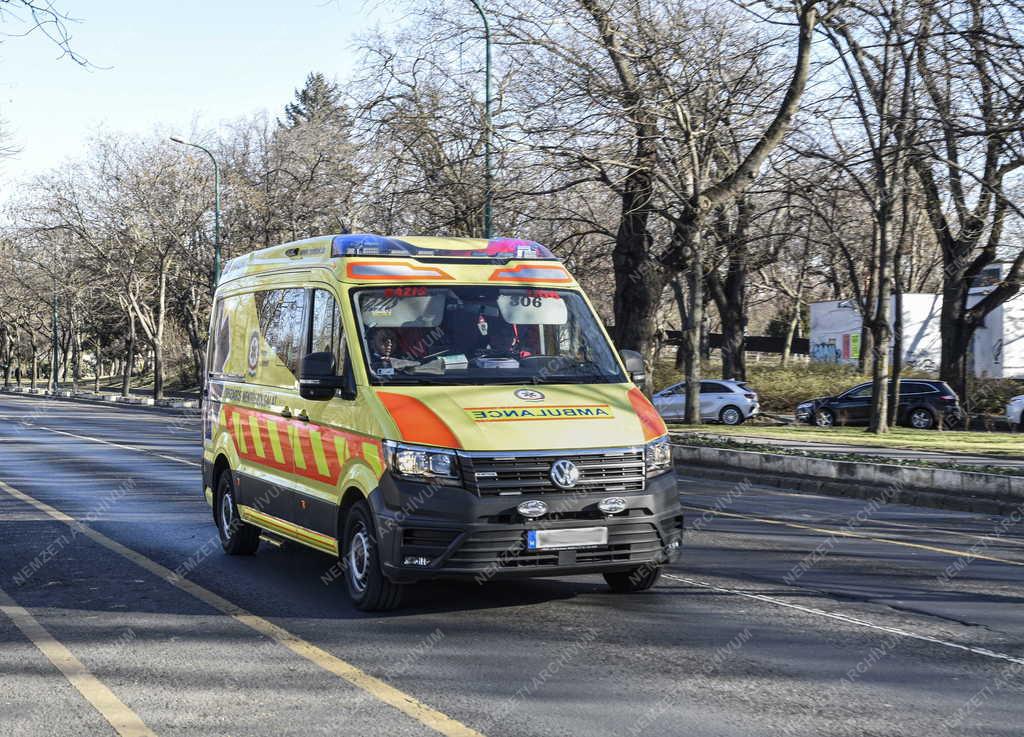 Egészségügy - Budapest - Mentőautó halad át a Városligeten