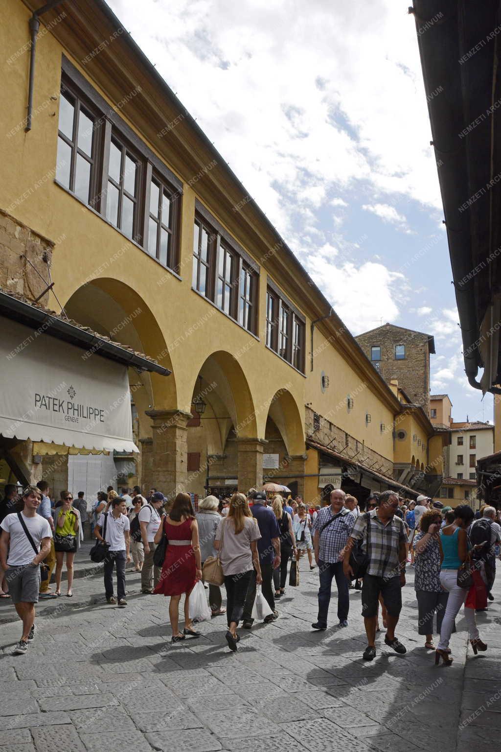 Idegenforgalom - Firenze - Turisták a Régi hídon