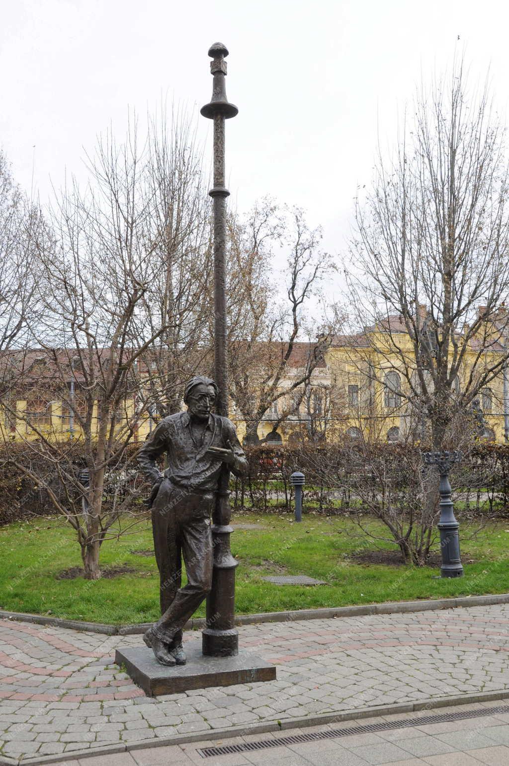 Emlékmű - Szabó Lőrinc-szobor - Debrecen