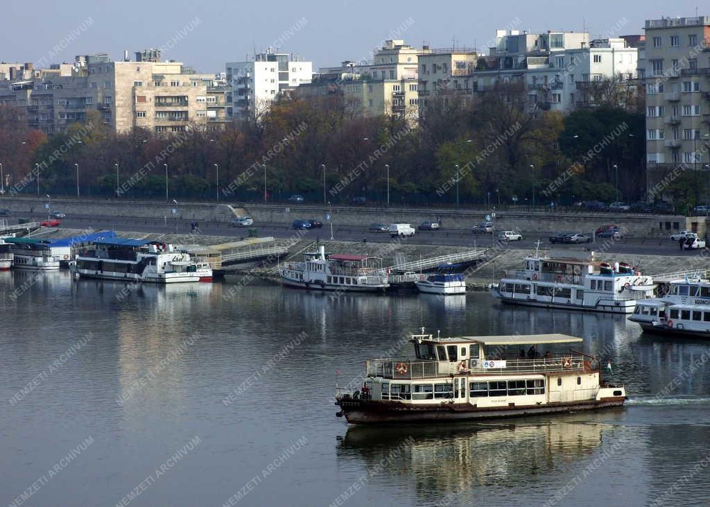 Városkép - Budapest - A BKV kishajója a Dunán