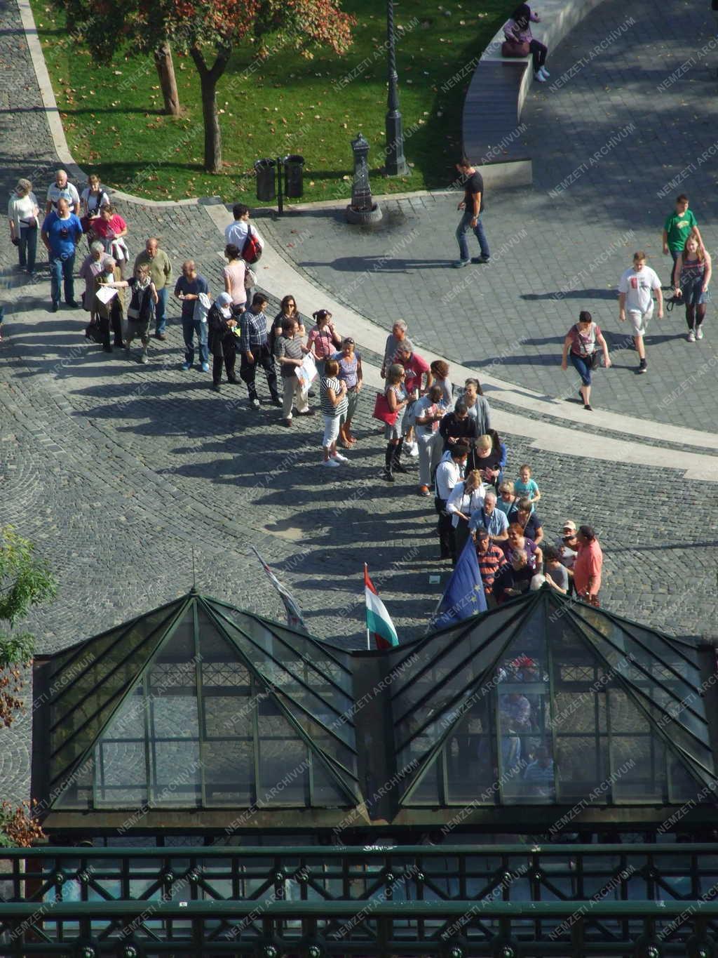 Idegenforgalom - Budapest - Turisták a Budavári Siklónál