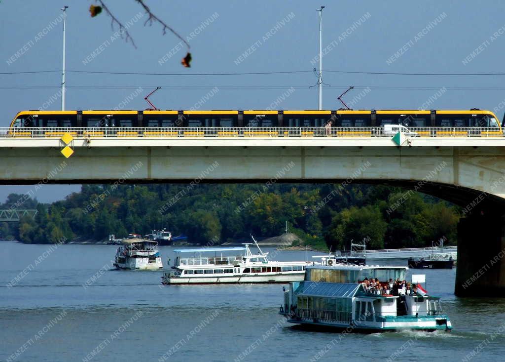 Városkép - Budapest - Külföldi turisták dunai sétahajón