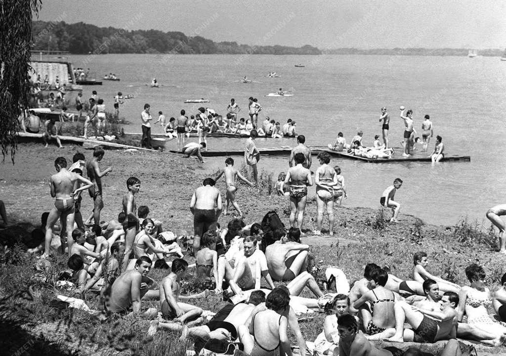 Természet-környezet - Strandolók a Római-parton