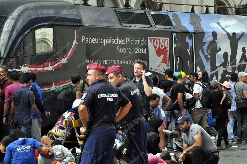 Illegális bevándorlás - Budapest - Migránsok a Keleti pályaudvaron