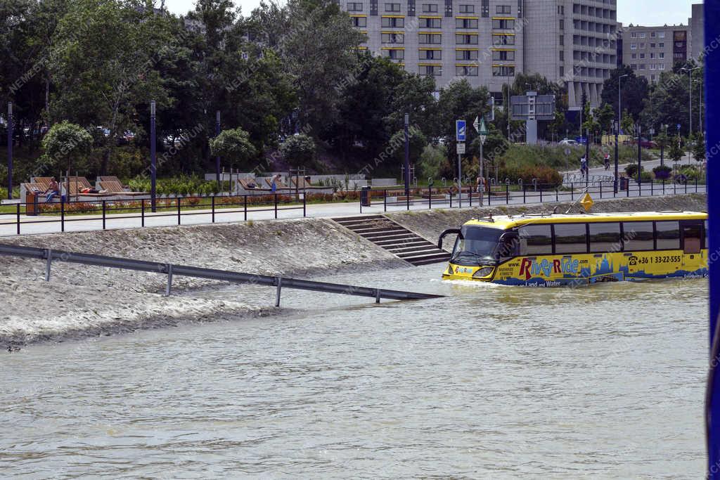 Közlekedés - Budapest - Kétéltű városnéző autóbusz