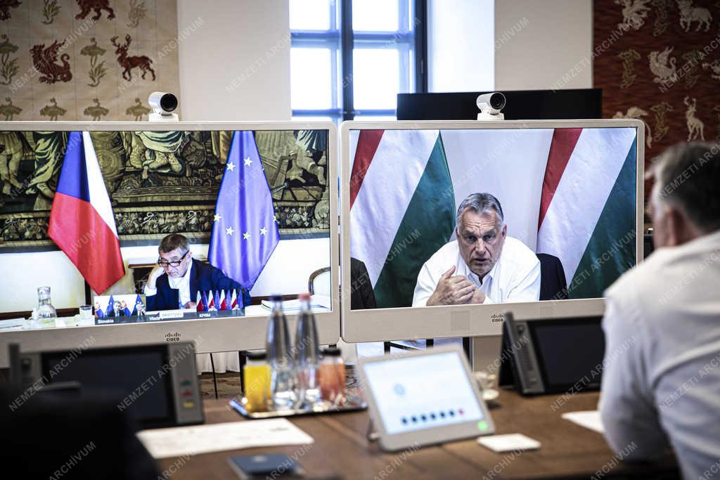 Orbán Viktor a V4 miniszterelnökök EU-csúcs előtti egyeztetésén 