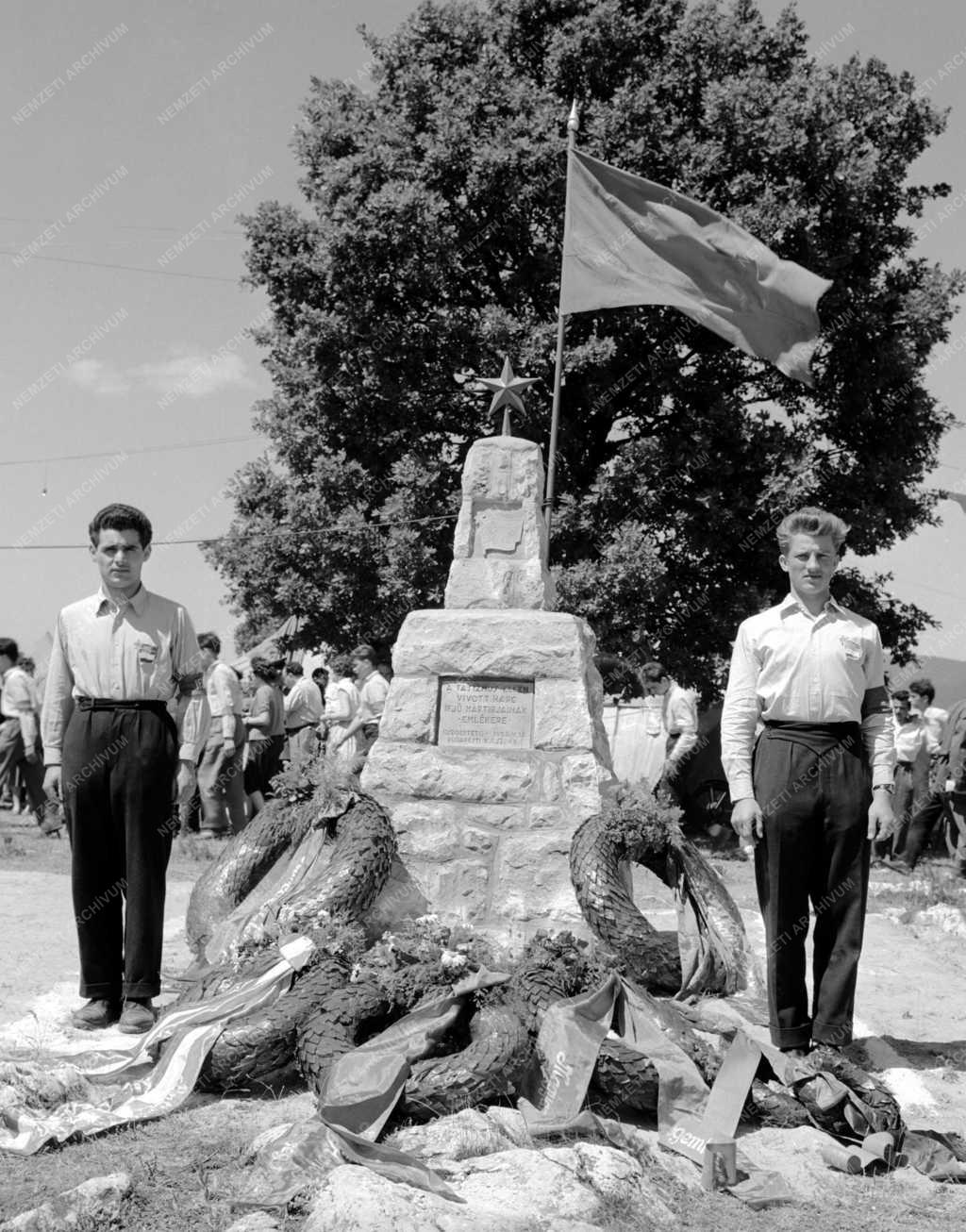 Ifjúság - Ifjúsági tábor az Oszoly-csúcson