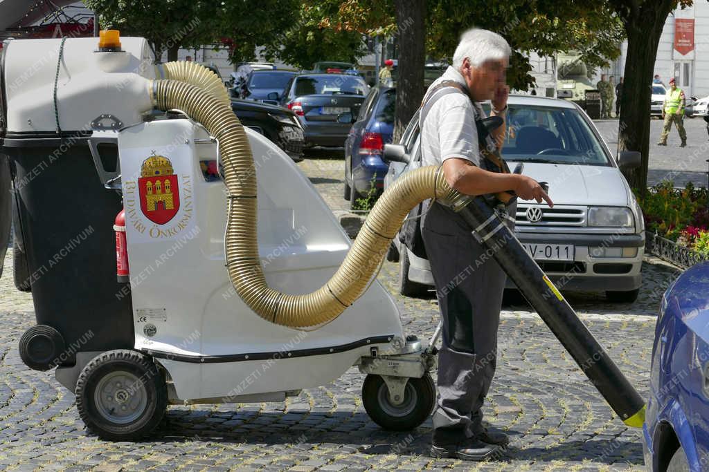 Köztisztaság - Budapest - Köztéri hulladékfelszívó a Várban