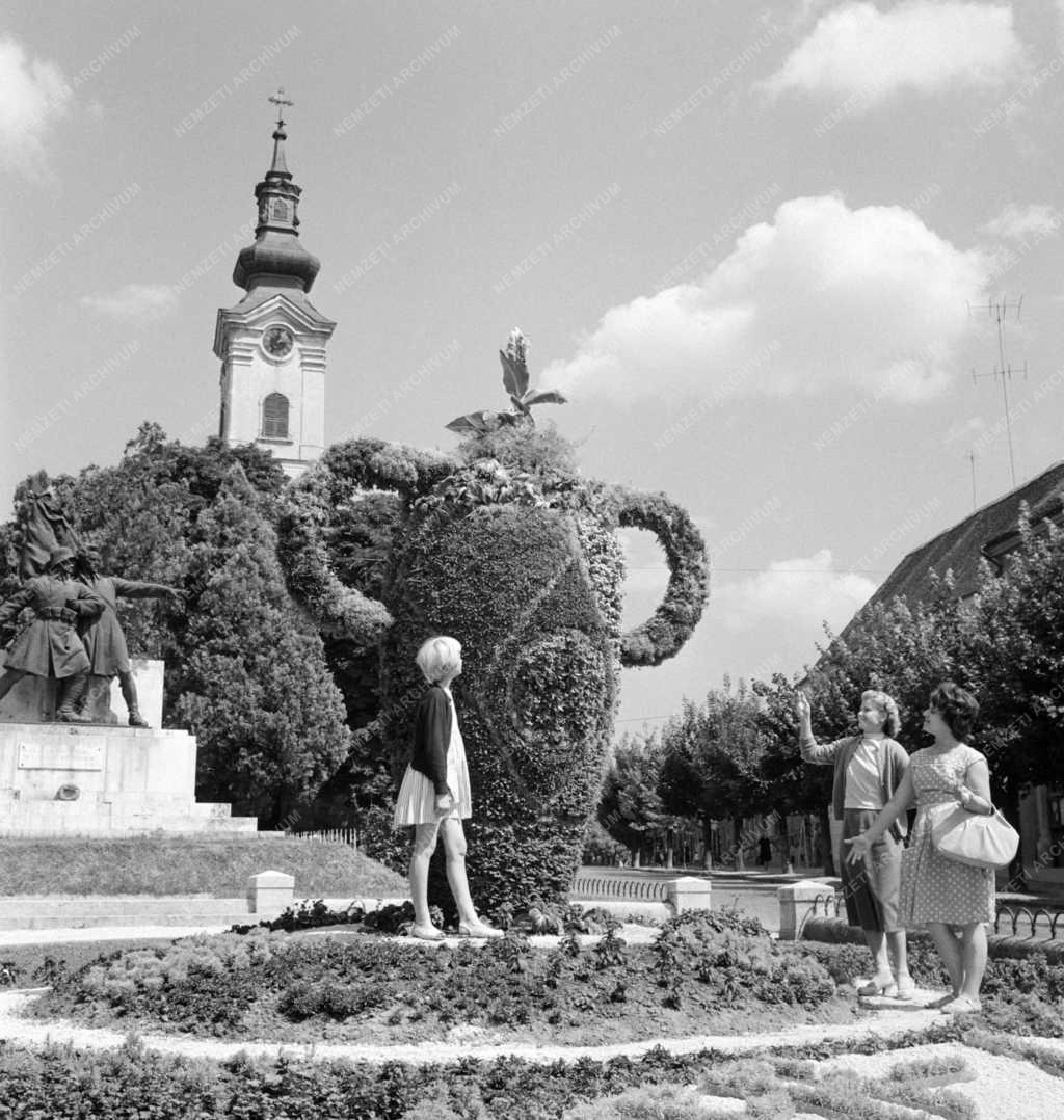 Városkép - Virágból készített váza Nagykanizsán