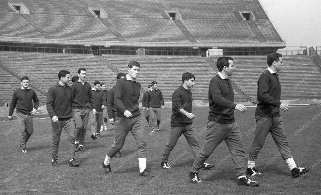 Sport - Az Athletic Club Bilbao labdarúgó csapat edzése a Népstadionban