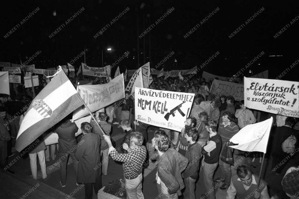 Demonstráció - Tüntetés a munkásőrség feloszlatásáért