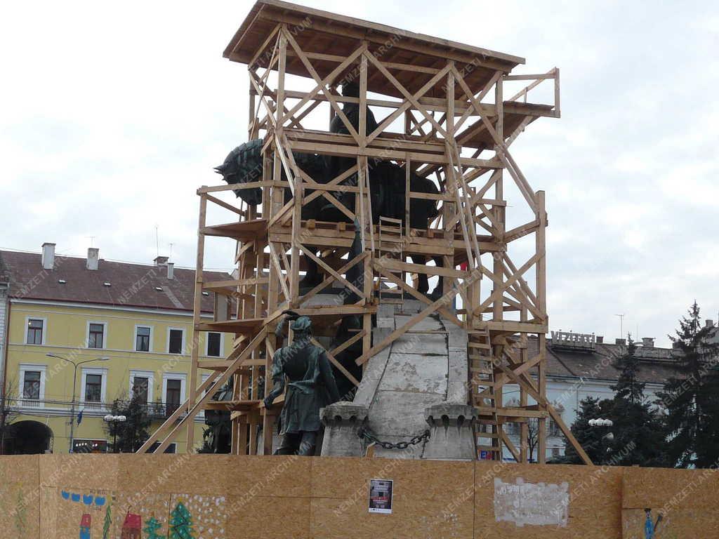 Kolozsvár - Restaurálják a Mátyás-szoborcsoportot 