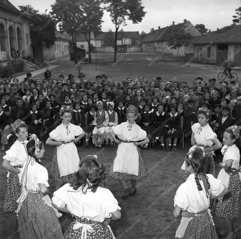 Oktatás - Koreai gyermekek látogatása a Soroksári úttörőknél 