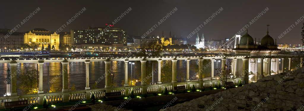 Műemlék - Budapest - A Várkert Bazár esti kivilágításban