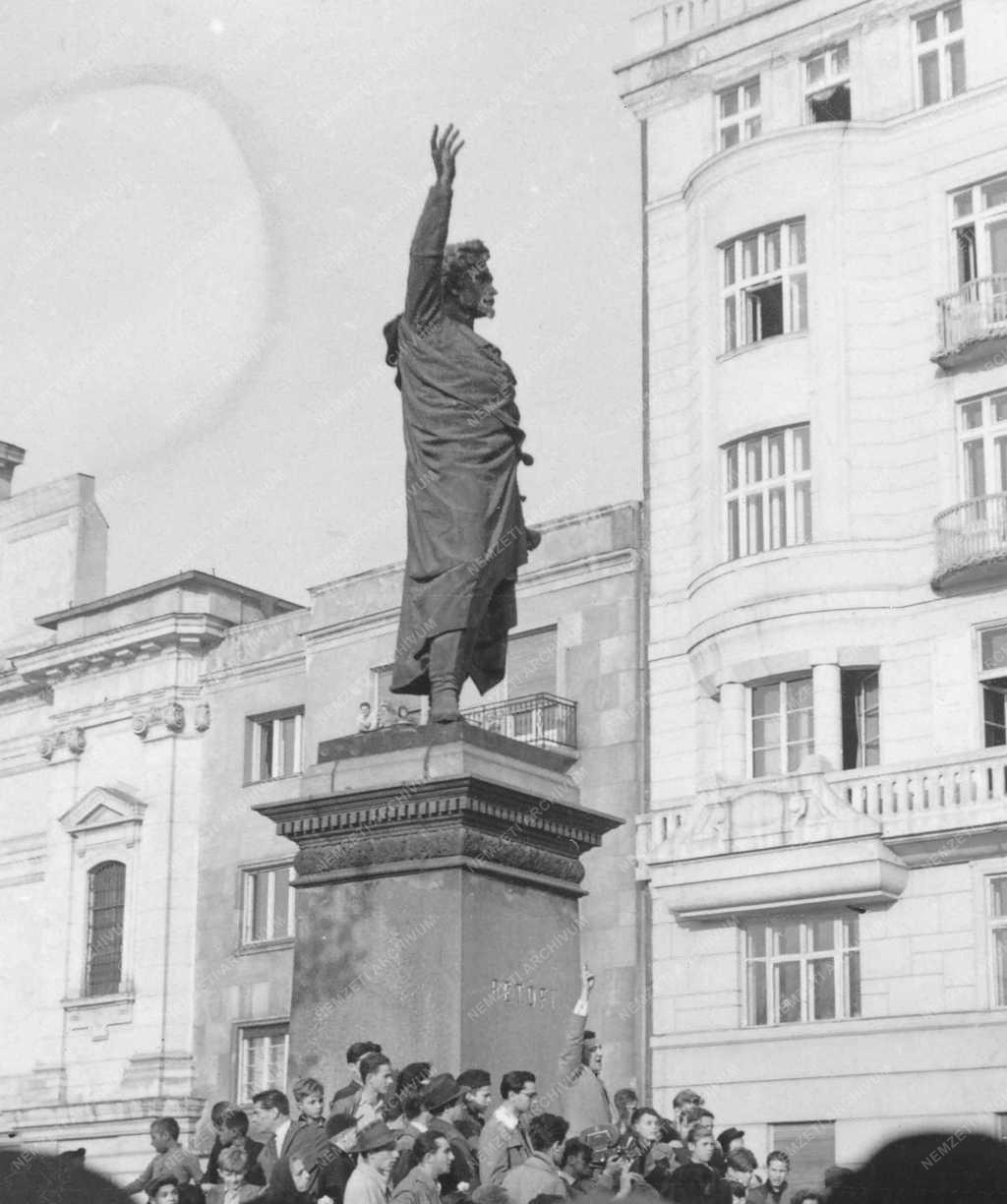 Ötvenhat emléke - Sinkovits Imre a Petőfi-szobornál szaval