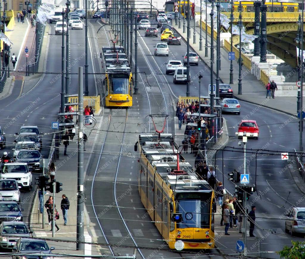 Közlekedés - Budapest - Combino villamos a Margit hídon