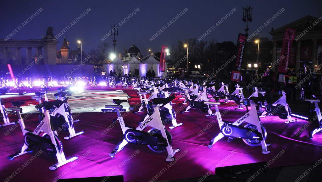 Sport - Városkép - Flashmob  - Száz kerékpár a Hősök terén