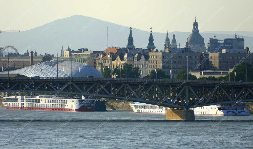 Városkép - Budapest - Hotelhajók a Dunán