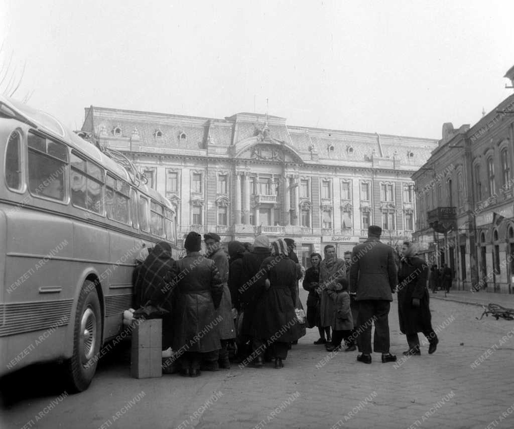 Városkép-életkép - Közlekedés a nyíregyházi Hősök terén