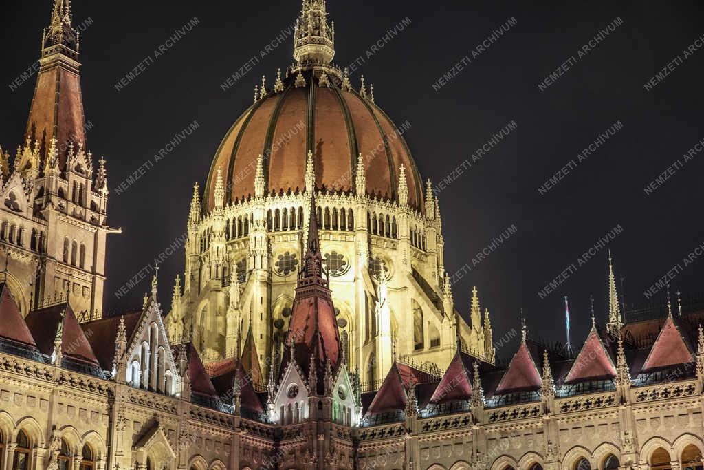 Városkép - Budapest - A Parlament esti kivilágításban