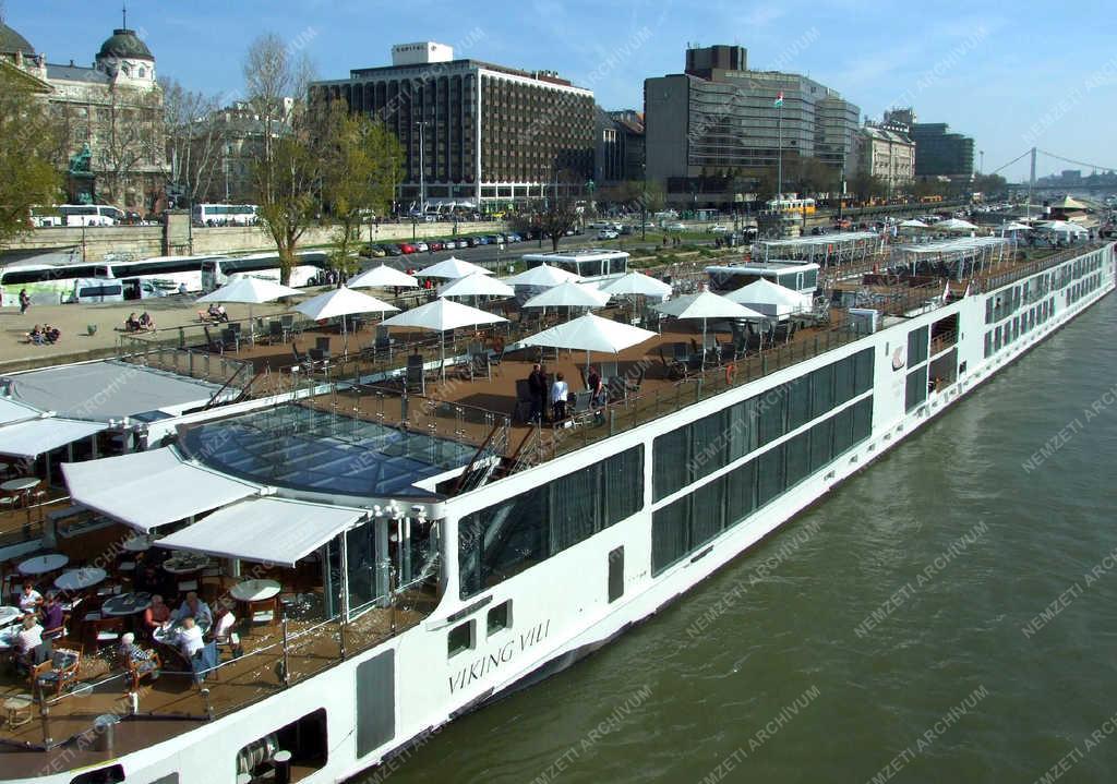 Idegenforgalom - Budapest - Külföldi hotelhajó a Széchenyi térnél