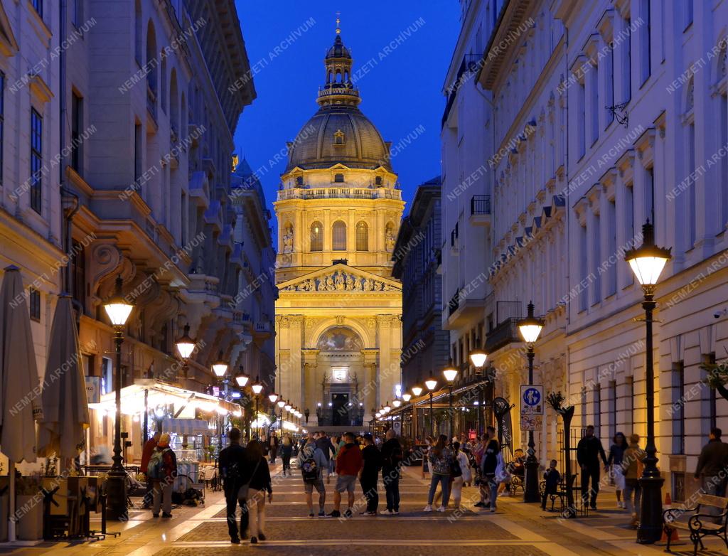 Egyház - Budapest - Kivilágított Szent István-bazilika